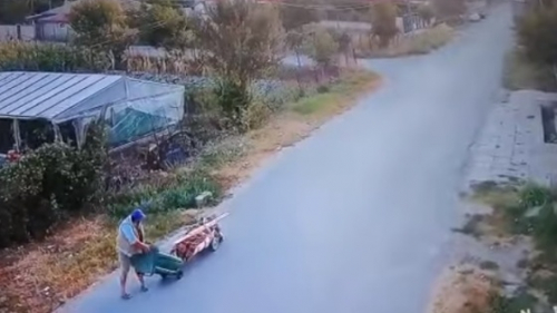 VIDEO Un bărbat și-a pus tatăl mort în căruță și s-a dus cu el la cimitir ca să-l îngroape (NAȚIONAL)