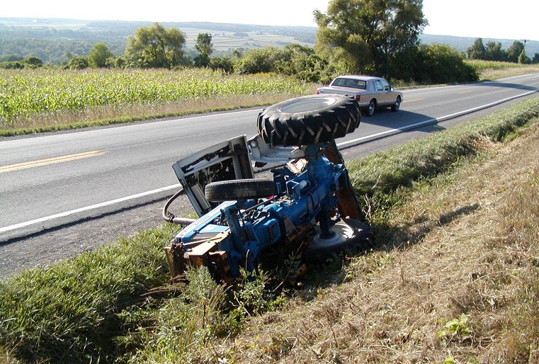Un tractorist aflat aproape în comă alcoolică și fără permis de conducere s-a răsturnat cu utilajul în șanț