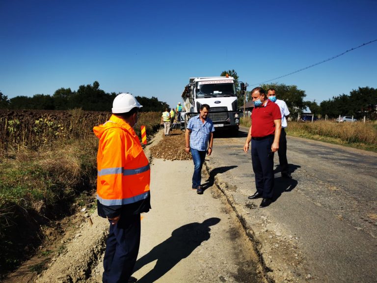 VIDEO FOTO Gheorghe Flutur, președintele CJ Suceava, a vizitat șantierul de pe drumul județean ce leagă Suceava de Dolhasca: „Am venit aici, pentru a-i verifica și a-i grăbi pentru că bate la ușă vremea rea”