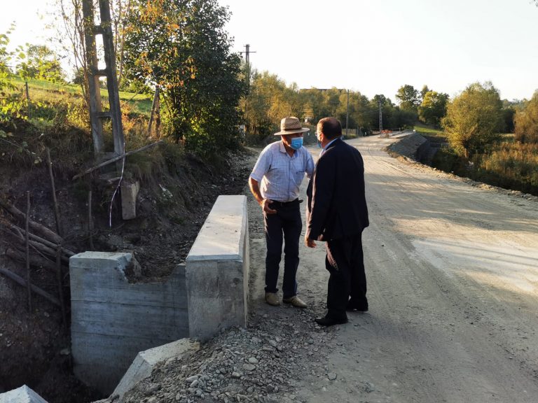 FOTO Gheorghe Flutur a aplaudat ultimele investiții făcute în Poieni Solca: „Este de nerecunoscut această localitate. Evoluția din ultimii ani a ridicat praful, a legat oamenii de orașul Solca, de drumul național și acum îi văd pe oameni extrem de bucuroși”