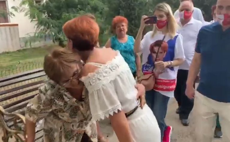 Olguța Vasilescu a uitat de distanțarea socială în campanie electorală (POLITICĂ)