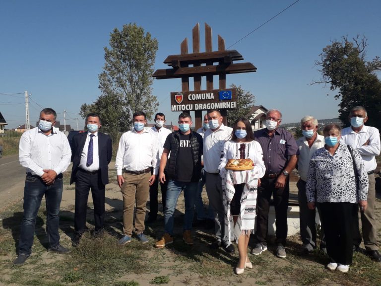 VIDEO FOTO Un cetățean a venit acasă tocmai din America pentru a-l susține pe Radu Reziuc, candidatul PMP la funcția de primar al comunei Mitocu Dragomirnei: „Mă doare sufletul pentru comuna aceasta”