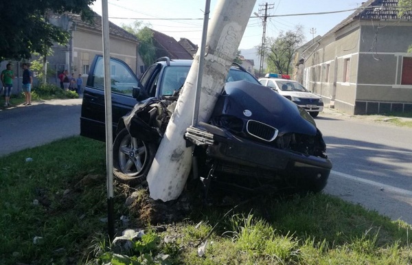 O șoferiță care s-a apucat să facă depășiri cu BMW-ul a rupt cu mașina un stâlp din beton