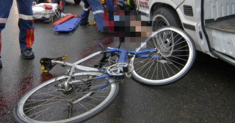 O biciclistă care participa la un concurs de ciclism organizat la Capu Câmpului s-a izbit într-un alt concurent pentru că se uita la roți în timp ce pedala