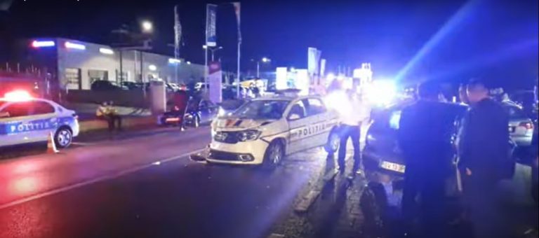 VIDEO Mașină de poliție implicată într-un accident rutier produs în fața restaurantului Palat Alexander