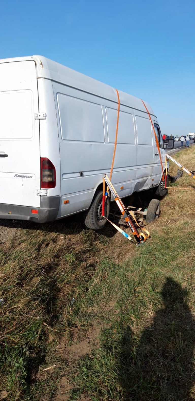 FOTO Accident cu doi răniți produs la Pătrăuți după ce un microbuz a lovit o căruță