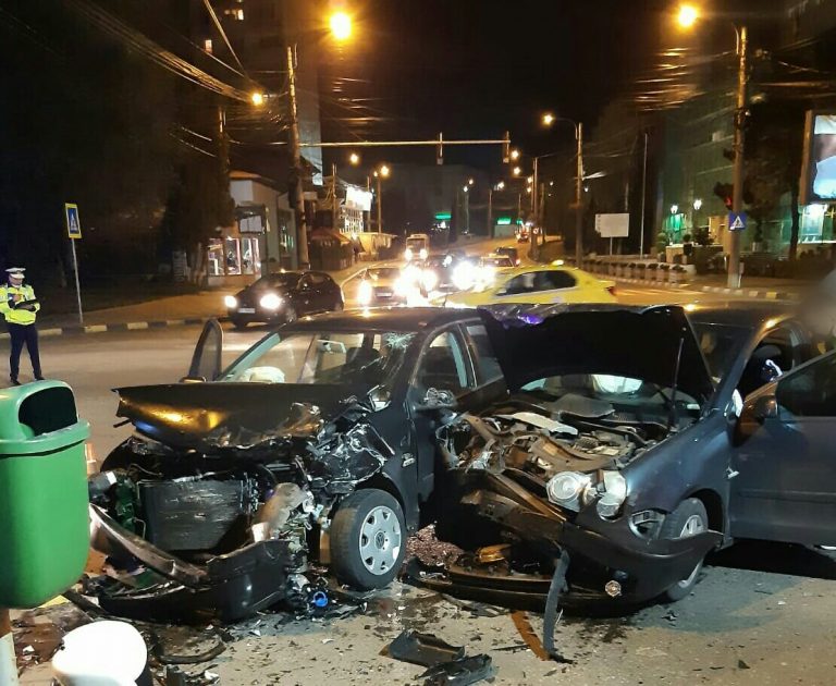 FOTO Accidentul din intersecția din fața Primăriei municipiului Suceava s-a produs după ce unul dintre șoferi ar fi trecut pe roșu