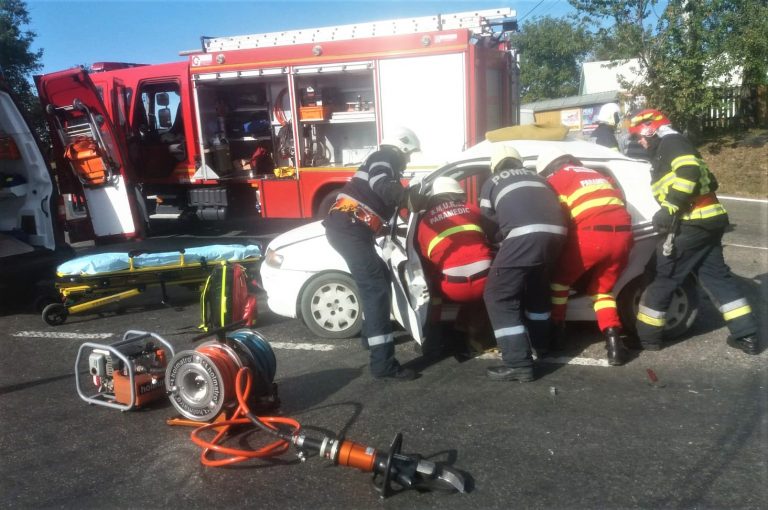 FOTO Accident grav produs la Ratoș. O femeie a rămas blocată într-o mașină