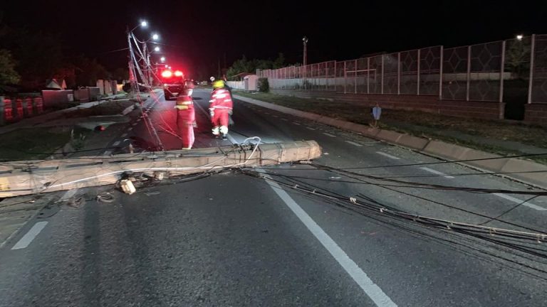 Un șofer care a adormit la volan a pus la pământ un stâlp de electricitate, la Salcea. Traficul rutier a fost blocat pe DN 29 zeci de minute