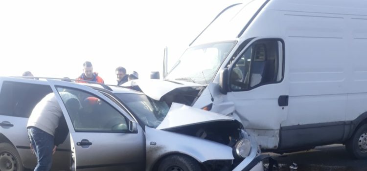 Accident produs la Siminicea de o șoferiță care a intrat cu mașina pe contrasens într-o curbă