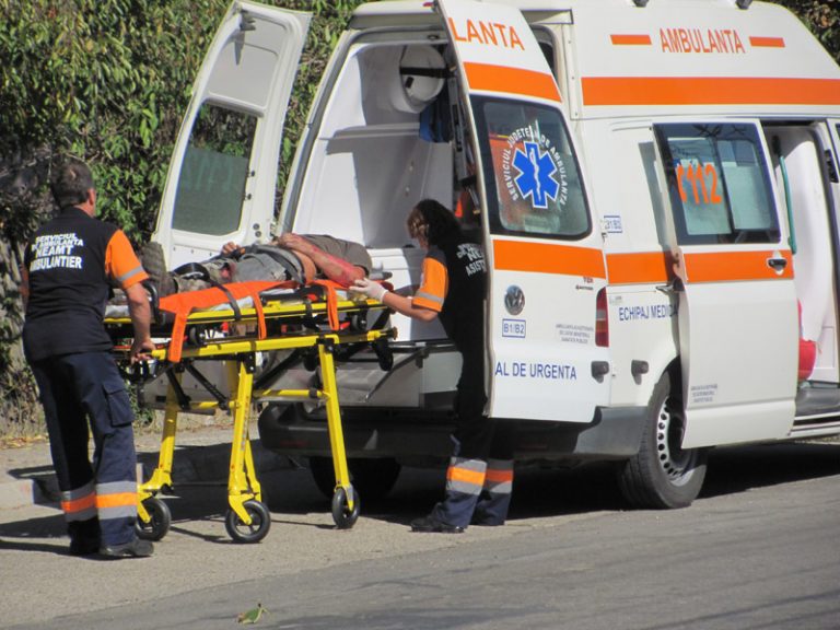 Un bătrân a murit după ce a căzut de pe o scară în timp ce culegea vișine