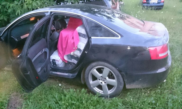 Un contrabandist din Vicovu de Jos a fost reținut la un an și jumătate distanță de la un accident pe care l-a produs în timp ce transporta aproape 8.500 de pachete cu țigări