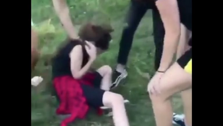 VIDEO O fată de 13 ani a fost bătută cu sălbăticie de mai multe adolescente (NAȚIONAL)