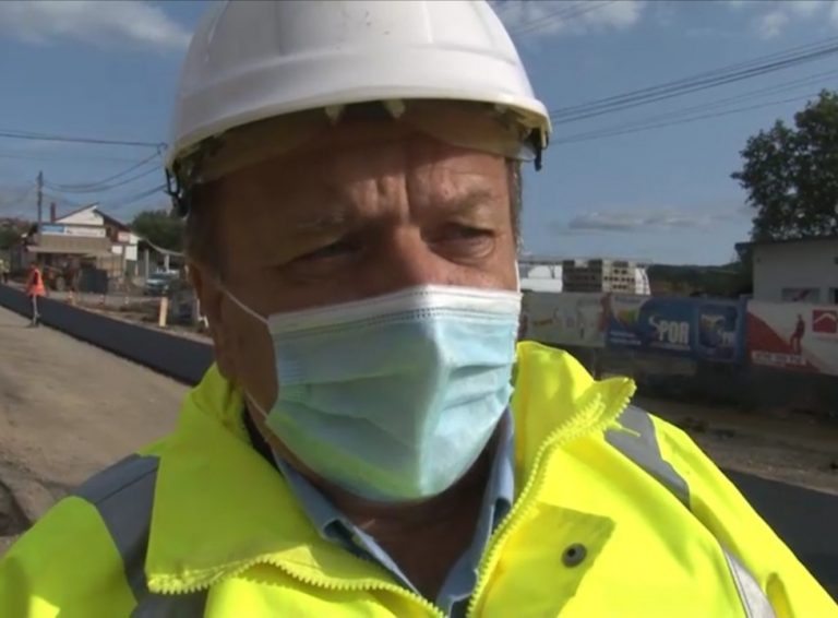 Gheorghe Flutur, președintele CJ Suceava, nemulțumit de ritmul lucrărilor desfășurate la șantierele rutiere din Liteni și Todirești: „Nu lucrează în ritmul corespunzător și nici nu acoperă șanțurile făcute pe marginea drumului, în unele zone șanțurile fiind deja pline cu apă”