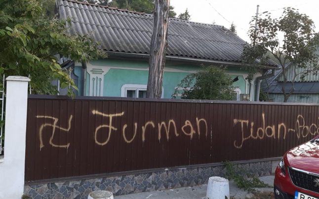 Un candidat la Primăria comunei Dornești s-a ales cu însemne naziste pe gardurile casei