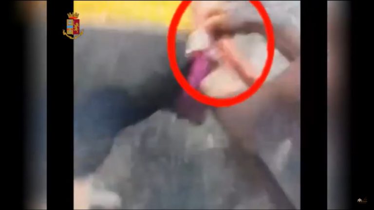 VIDEO Doi români care se filmau în timp ce furau de prin buzunare au fost arestați în Italia (INTERNAȚIONAL)