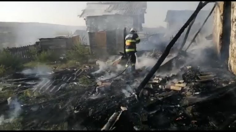VIDEO O casă din Lipoveni a fost făcută scrum de un incendiu