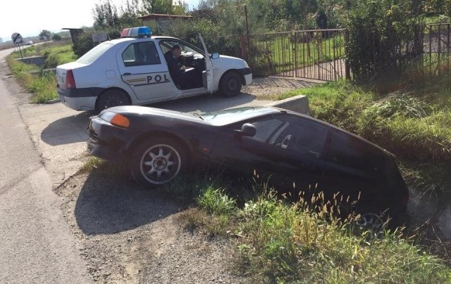 Accident cu doi răniți produs de un șofer care a ajuns cu mașina în șanț, la Liteni