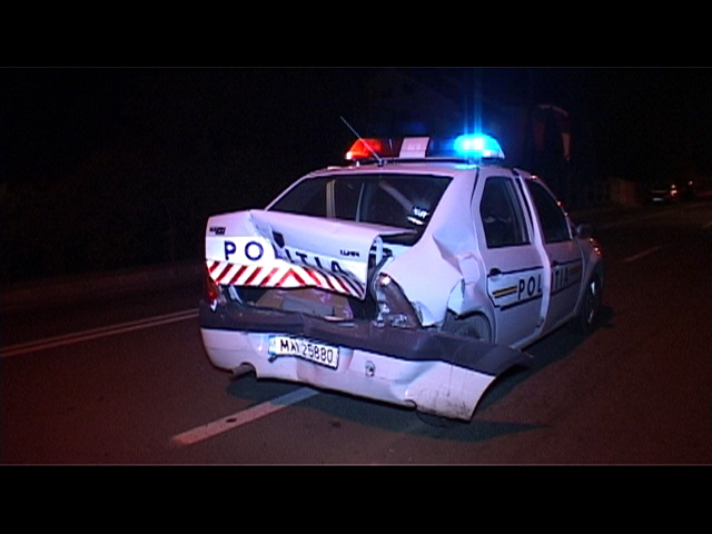 Mașină de poliție avariată de un BMW urmărit în trafic pe ruta Dărmănești – Suceava – Adâncata