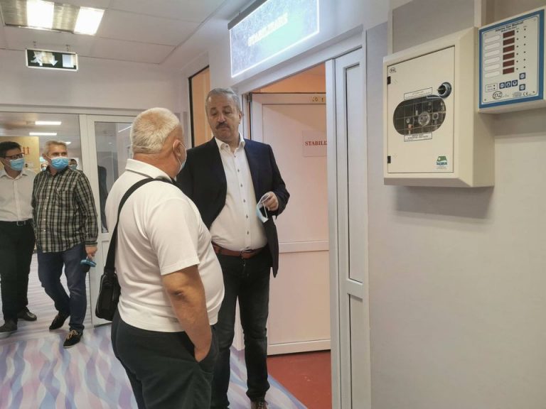 VIDEO Vasile Dîncu, președintele Consiliului Național al PSD, s-a plimbat nestingherit fără mască prin Spitalul Fălticeni: „Mi s-a rupt masca”