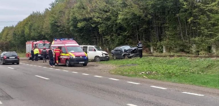 VIDEO FOTO Accident produs între un BMW și o dubă, la Vicovu de Jos. Două persoane au fost rănite