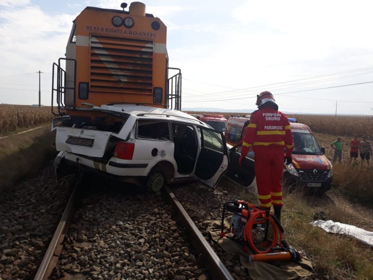 VIDEO FOTO Doi bărbați au murit după ce o mașină a fost lovită de tren, la Bursuceni