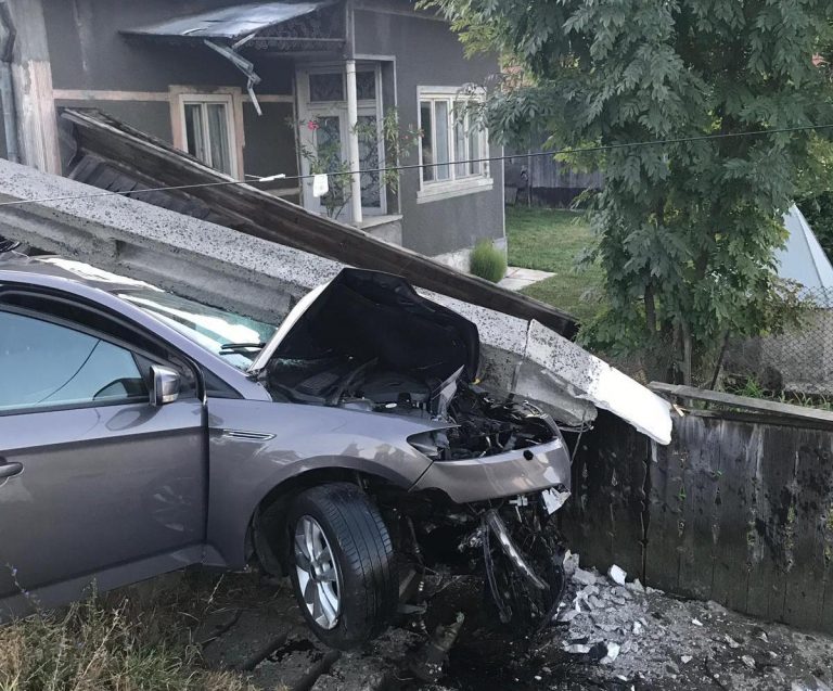 Gardul unei gospodării din Sucevița a fost distrus de un botoșănean care s-a urcat rupt de beat la volan
