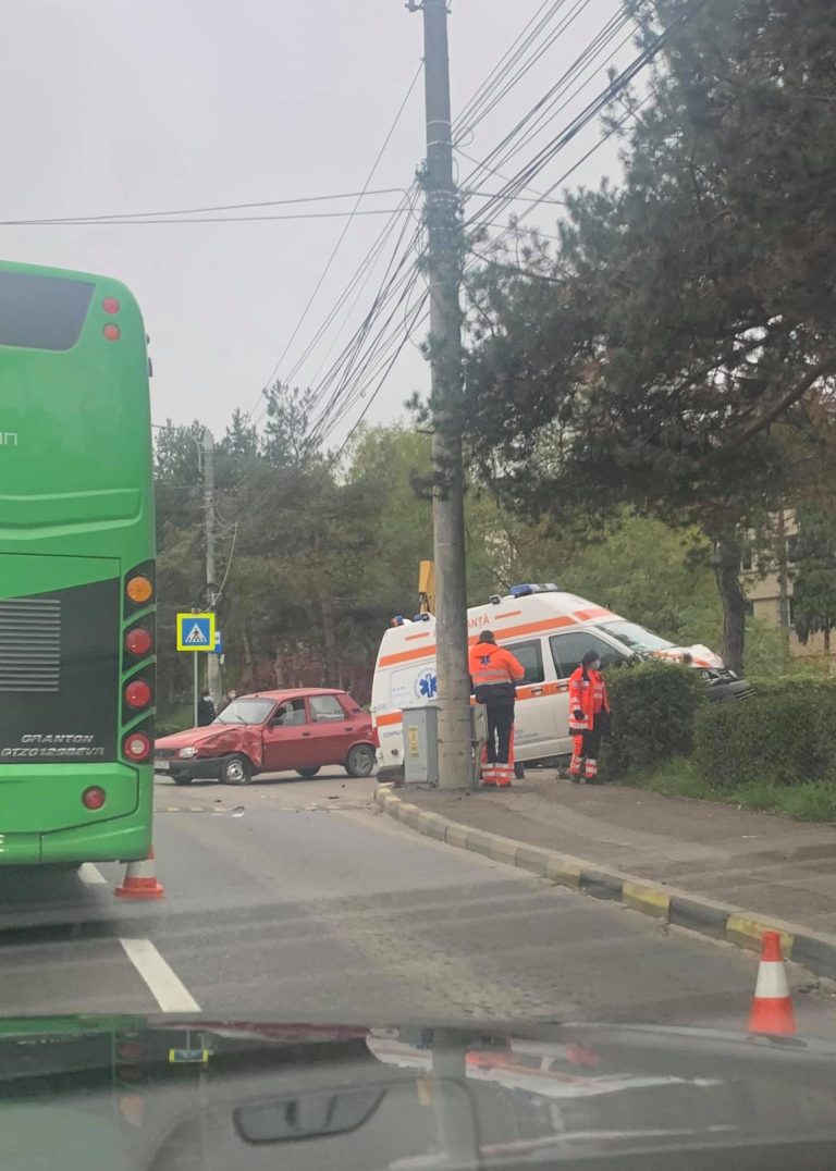 FOTO O ambulanță aflată în misiune implicată într-un accident rutier la Grup