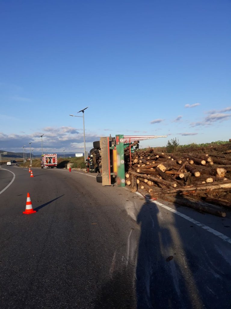 FOTO Camion încărcat cu lemne răsturnat pe ruta ocolitoare a municipiului Suceava. Șoferul a scăpat teafăr
