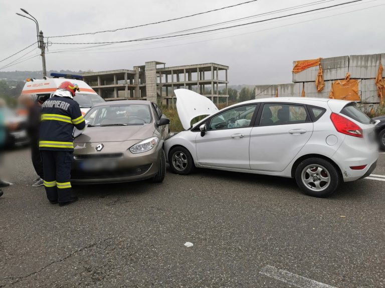 FOTO Accident rutier produs la intrarea în Fălticeni dinspre Suceava. O persoană a fost transportată la spital