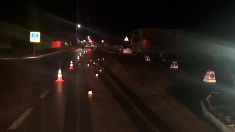 Un bărbat care stătea la taclale în mijlocul drumului a fost lovit de o mașină, la Bălăceana