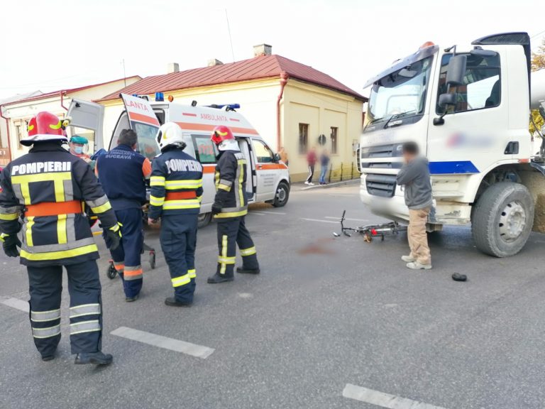VIDEO FOTO Accident grav de circulație produs la Rădăuți. Un biciclist a fost lovit puternic de o autobetonieră