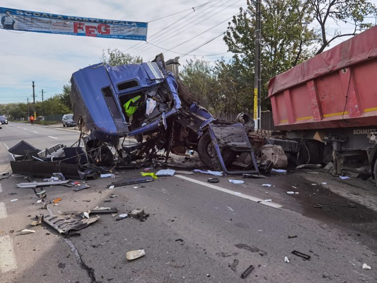 VIDEO FOTO Accident violent între două camioane. Șoferii au ajuns în stare gravă la spital (NAȚIONAL)