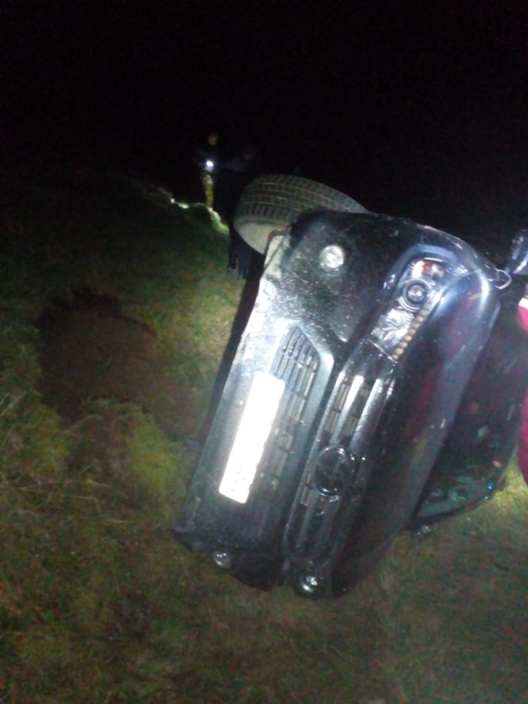 FOTO Un șofer a rămas blocat într-un autoturism de teren cu care s-a răsturnat, la Brodina