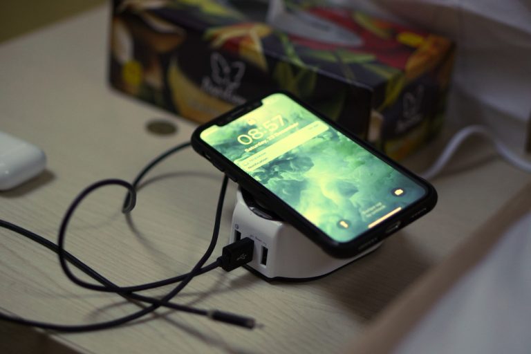 Un bărbat supărat pe RCS – RDS a furat un telefon din incinta magazinului din centrul Sucevei