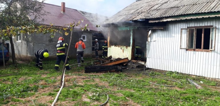 FOTO Trei case incendiate de un bărbat cu probleme psihice din comuna Baia
