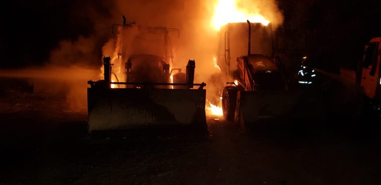VIDEO FOTO Două buldoexcavatoare au luat foc în curtea unei stații de asfalt din Fălticeni