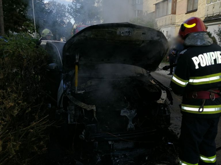 O mașină a luat foc pe o stradă din Câmpulung Moldovenesc