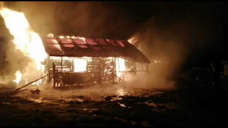 VIDEO Casa unei familii cu 10 copii din Râșca a luat foc a doua oară în ultimul an