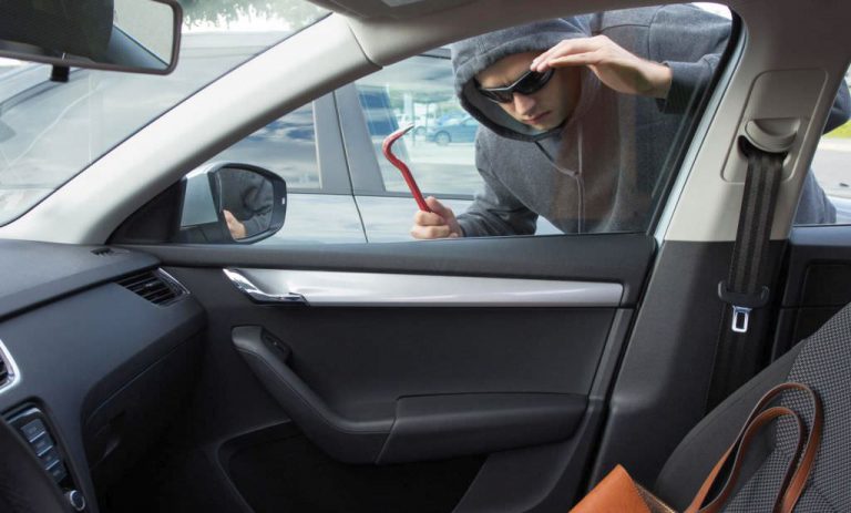 Un dornean care și-a lăsat mașina descuiată a rămas fără echipamentul de pescuit