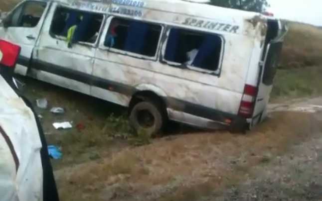 Un șofer din Mălini a ajuns cu microbuzul într-un șanț, la Păltinoasa. O femeie a ajuns la spital