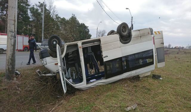 Un bărbat s-a răsturnat cu microbuzul în șanț în apropierea Bisericii din Sfântu Ilie