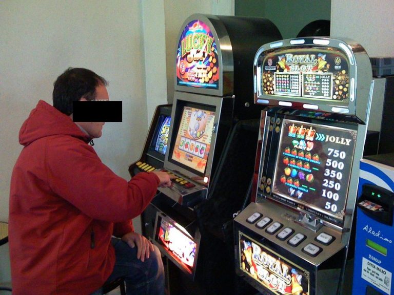 Un tânăr a ajuns la Psihiatrie după ce a făcut scandal într-o sală de păcănele din Burdujeni