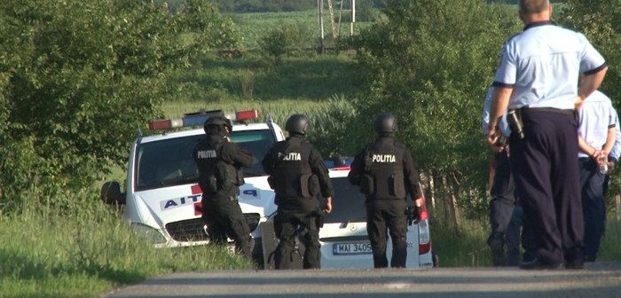 Focuri de arme trase de polițiști suceveni pentru a calma rudele unor hoți de lucernă