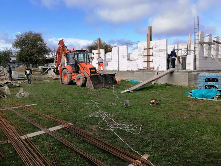 Peste 50 de gospodari din Mitocu Dragomirnei în frunte cu primarul ales Radu Reziuc au ajutat la lucrările de zidire de la praznicarul Parohiei Sf. Gheorghe din localitate