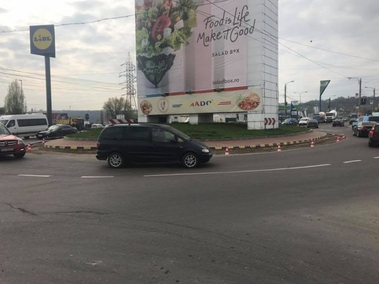 O femeie care traversa neregulamentar strada lovită de o mașină în sensul giratoriu de la Iulius Mall