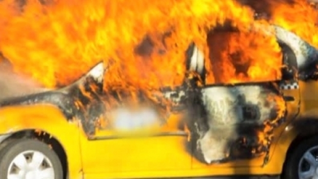 Piromanul care a dat foc la un taxi în Siret a fost prins de polițiști