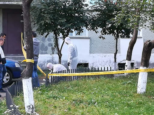 O profesoară de matematică s-a aruncat de la etajul IV al unui bloc din Suceava la câteva ore după ce a fost externată din spital. Femeia intrase în depresie ca urmare a infectării cu Covid – 19