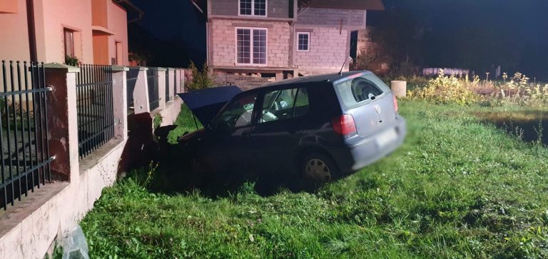 FOTO O șoferiță s-a oprit cu mașina în gardul unei gospodării din Ipotești