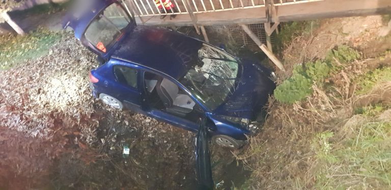 VIDEO FOTO Un șofer grăbit a ajuns cu mașina într-un pârâu din Râșca